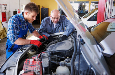 Formation mécanicien auto en 2026 : CAP, Bac Pro et alternance pour lancer votre carrière